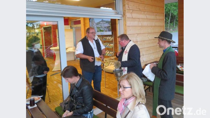 Der evangelische Pfarrer Hartmut Klausfelder (rechts) und der katholische Seelsorger Sven Grillmeier (Mitte) spendeten der Kulmterrasse den kirchlichen Segen. Der Wirt Armin Schinner (links) nutzte die Gelegenheit und ließ sich von den Geistlichen ein Kreuz für das Ausflugslokal segnen. Bild: ow