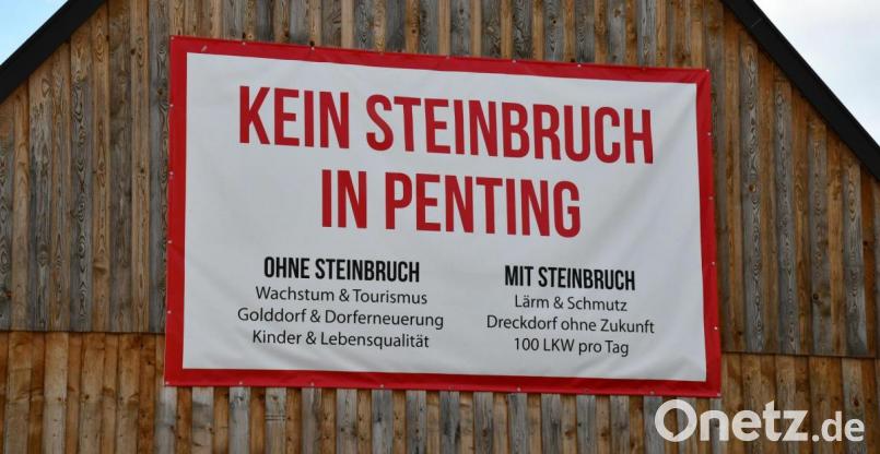 Was die Bevölkerung von Penting befürchtet, wenn der geplante Steinbruch in der unmittelbaren Umgebung ihres Ortes verwirklicht werden würde, bringt dieses Transparent an einer Scheune in der Dorfmitte zum Ausdruck. Bild: pko