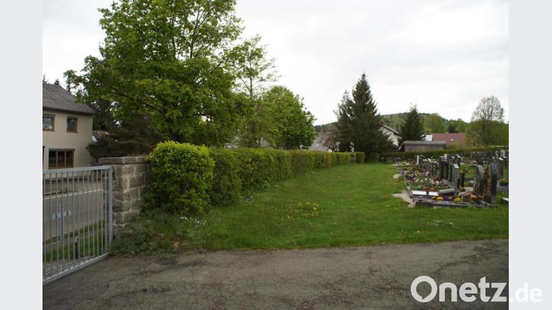 Im Stadlerner Friedhof sind entlang der Mauer zur Hauptstraße bis zu zehn Urnengräber geplant. Bild: mmj