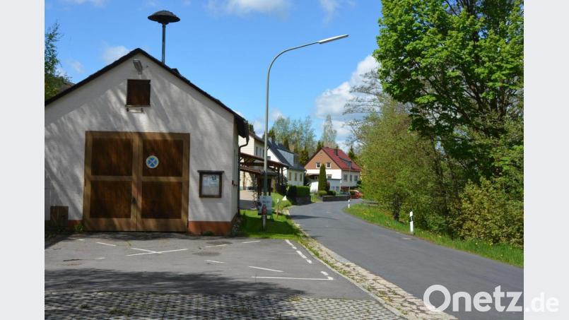Noch heuer soll entlang der Ortsdurchfahrt von Königshütte (Kreisstraße TIR 3) die Wasserleitung ausgewechselt werden. Die Kosten beziffert der Wasserzweckverband Pfaffenreuther Gruppe auf rund 273.000 Euro. Bild: jr