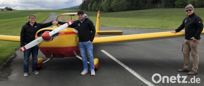 Sebastian Kühlein (von links) und Patrick Will haben die Leichtpiloten Lizenz mit dem vereinseigenen Motorsegler &quot;Scheibe Falke 2000&quot; des Aeroclub Erbendorf bestanden. Unterstützt wurden sie von Ausbildungsleiter Markus Klemm. Bild: gdö