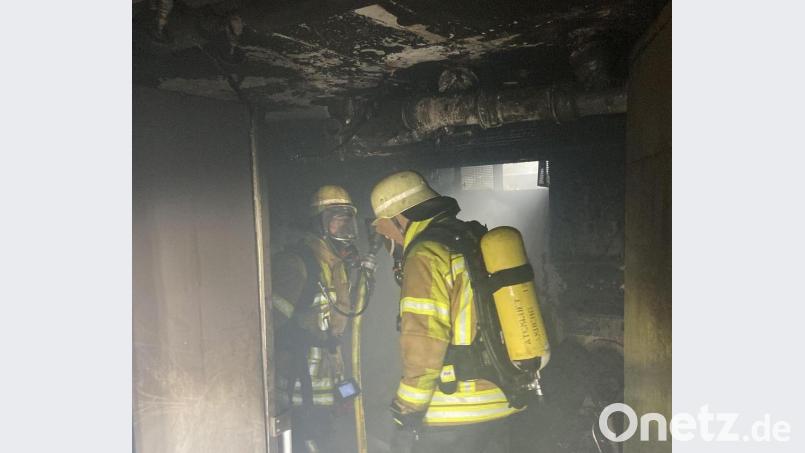 In einem Kellerabteil des Mehrfamilienhauses hatte es ein massives Feuer gegeben. Bild: Feuerwehr Amberg