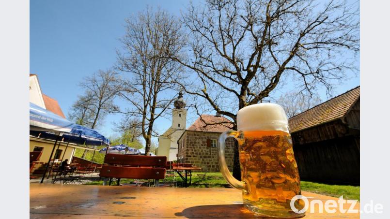 Die Kontaktbeschränkungen im Landkreis Amberg-Sulzbach werden am Dienstag, 1. Juni, gelockert. Drei Hausstände dürfen sich nun wieder treffen. Das gilt auch beim Biergartenbesuch. Symbolbild: Stephan Huber