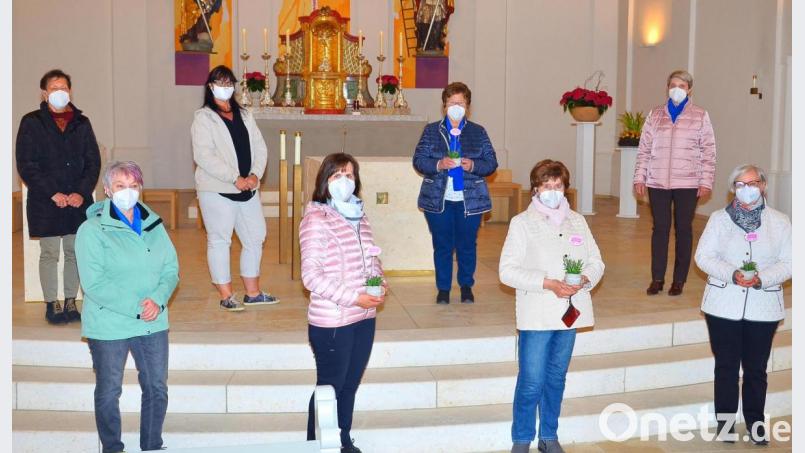 Über ihre Ehrungen freuen sich (vorne, von rechts) Maria Meixensperger, Anna Nossek und Hildegard Reber, sowie Roswitha Ach (hinten, Mitte). Bild: fjo