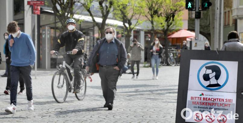 Ein Bild aus den vergangenen Monaten in der Weidener Fußgängerzone. Seit Donnerstag, 27. Mai, muss in der Innenstadt keine Mund-Nase-Maske mehr getragen werden - nur noch an Markttagen. Bild: Wolfgang Steinbacher
