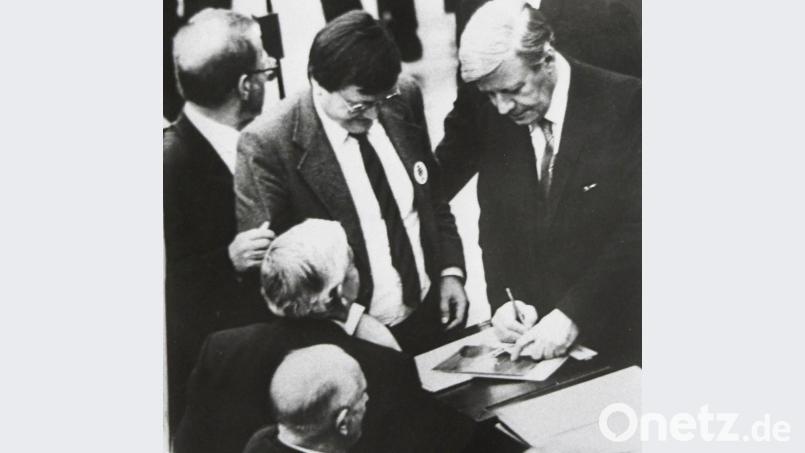Ludwig Stiegler (Mitte) organisiert für German Vogelsang das letzte Autogramm von Helmut Schmidt vor dem Ende seiner Kanzlerschaft. Bild:  Josef „Jupp“ Heinrich Darchinger