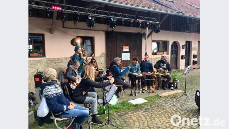 Sebastian Meier, der Michlbauer, an der Tuba inmitten seiner elfköpfigen Band. Bild: gri