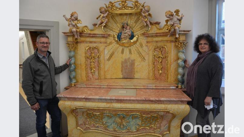 Kunsthistorikerin und Archäologin Elisabeth Vogl freut sich gemeinsam mit dem Fördervereinsvorsitzenden Uwe Rosner über den aufgebauten Altar, der aus dem Nachlass des Eichstätter Professors und Priesters Franz-Xaver Wutz stammt. An diesem Altar in Eichstätt feierte die Resl oftmals die heilige Messe mit. Bild: jr