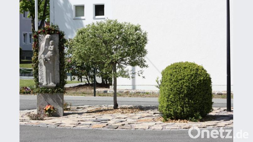 In einem Liebevollen gestalteten Rondell vor der neuen Pfarrkirche fand die Mutter-Gottes-Statue ihre neue Heimat Bild: adj