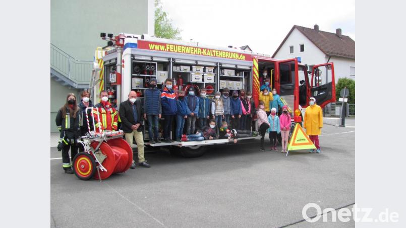Durch den Präsenzunterricht war es möglich, dass die Feuerwehr Kaltenbrunn kurz vor den Pfingstferien mit ihrem Einsatzfahrzeug in den Pausenhof der Grundschule Weiherhammer kam und Kreisbrandmeister Gerald Wölfl mit seinem Team den Schülern das Einsatzfahrzeug mit allen Ausrüstungsgegenständen erklärte. Bild: sei