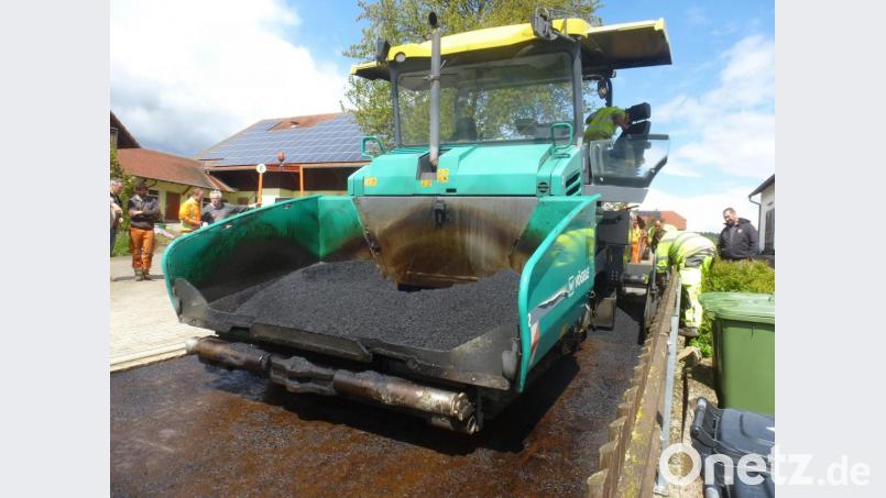 Mit Maschinen- und Personaleinsatz wurde die Asphalt-Feinschicht aufgebracht. Bild: mad