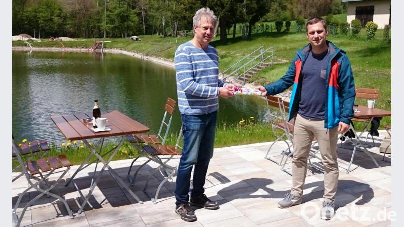Veit Bauer (links) ist der neue Pächter des Kiosks im Freibad Selingau. Zur Eröffnung überreichte Bürgermeister Wolfgang Söllner ein kleines Präsent. Bild: soj