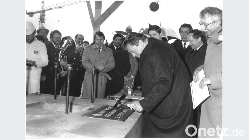 Der damalige bayerische Ministerpräsident Franz Josef Strauß legte 1984 symbolisch den Grundstein für das Regensburger BMW-Werk. Bild: BMW