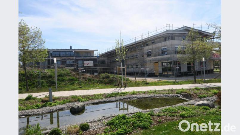 Auf dem Dorfplatz in Ursensollen entsteht der Neubau des Seniorenwohnens. Bild: srö