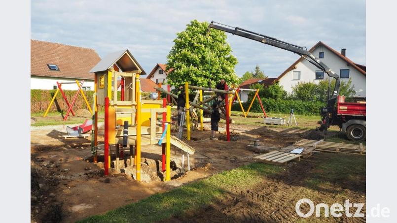 Der Spielplatz in der von-Rieneck-Straße in Pfreimd mausert sich zu einem bunten und attraktiven Treffpunkt. Am Freitag war die Montage der neuen Geräte abgeschlossen. Wer hier Herumturnen will, muss sich aber noch ein paar Wochen gedulden; erst müssen die Fundamente trocknen. Bild: bl