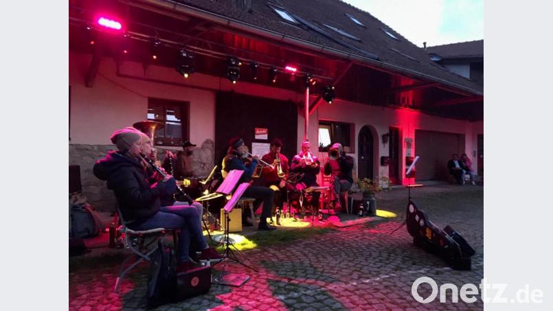 Konzert unter dem Dachvorsprung: G.Rag und die Landlergschwister bei ihrem Gastspiel auf dem Michlbauern-Hof in Stockau. Bild: gri