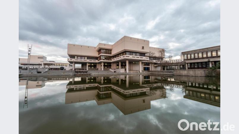 Auch an der Uni Regensburg herrscht in Corona-Zeiten kaum Betrieb - die Studenten sind noch immer in der Online-Lehre. Bild: Armin Weigel/dpa