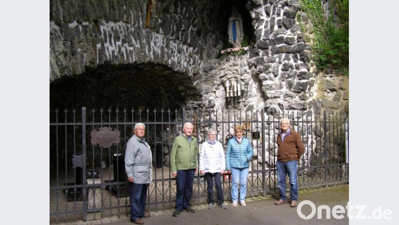 43 Jahre lang kümmerten sich drei Familien aus den Reihen der Kolpinggemeinschaft um die Pflege der Lourdesgrotte. Von links Rudi Rüth, Willi und Rosemarie Härtl sowie Josefine und Georg Koch. Marianne Rüth, die ebenfalls zum Team gehört, konnte beim Fototermin nicht dabei sein. Bild: pz