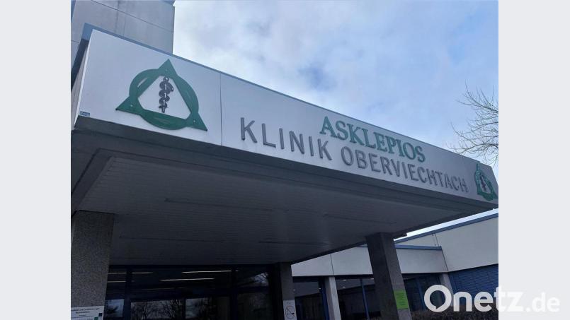Der Haupteingang der Asklepios-Klinik in Oberviechtach. Das Besuchsverbot ist wieder aufgehoben. Bild: Bernhard Krebs/exb