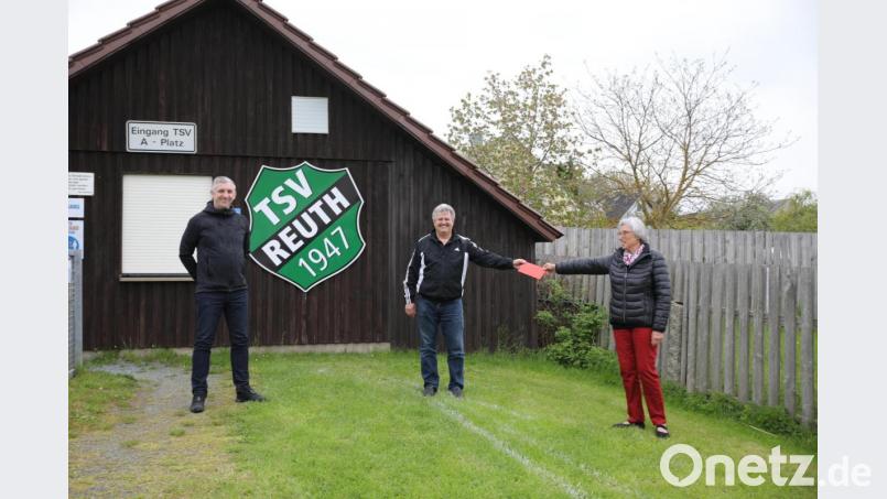 SPD-Ortsvorsitzende Karin Neugirg (rechts) überreichte die Spende an TSV-Vorsitzenden Peter Schieder (Mitte). Mit auf dem Bild ist SPD-Vorstandsmitglied Raimund König (links) zu sehen. Bild: njn