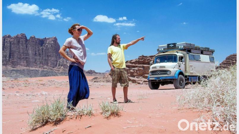 Sabine Hoppe und Thomas Rahn mit ihrem ganz besonderen LKW &quot;Paula&quot; in Jordanien. Bild: Hoppe/Rahn/hfz