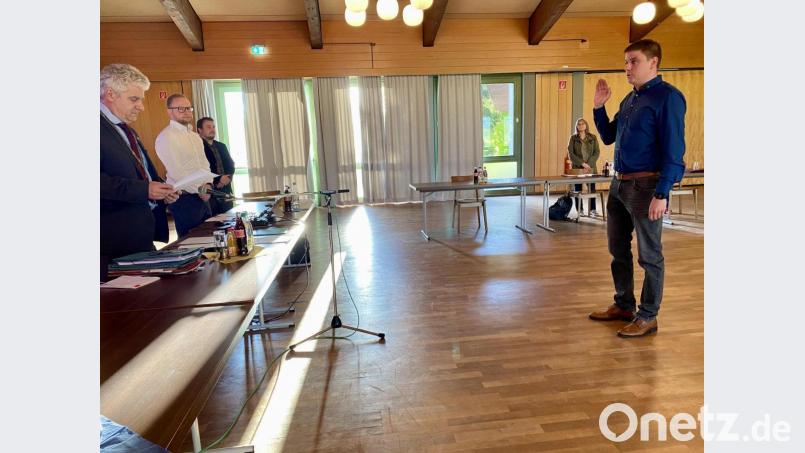 Bürgermeister Robert Lindner (links) vereidigt den Nachrücker für Anja Lehner, den neuen SPD-Marktgemeinderat Alexander Meier (rechts); mit im Bild Verwaltungschef Stefan Bäuml, der Landschaftsarchitekt Franz Rembold und die Marktgemeinderätin Sabine Müller (von links). Bild: Eichl