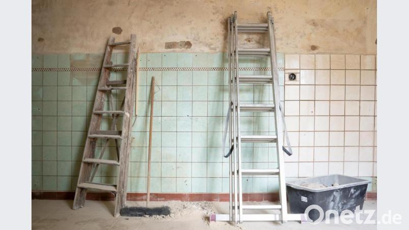 Neue Fliesen an der Wand können den Verkaufswert einer Immobilie steigern. Ob man allerdings auch den Geschmack der Interessenten findet, ist nicht immer klar. Bild: Florian Schuh