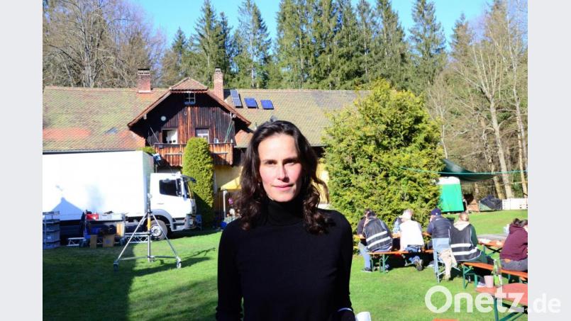 Regisseurin Saralisa Volm am Set bei Eslarn. So sonnig wie hier ging es beim Dreh nur selten zu. Das würde aber auch nicht zur Atmosphäre ihres Debütfilms passen, der 2022 in die Kinos kommen soll. Bild: Kunz