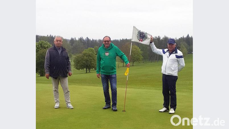Eine gelungene Angelegenheit war beim GLC Schmidmühlen das Turnier um den Preis des Clubwirts. Spielleiter Reinhold Scharl (links) und Präsident Harald Thies (rechts) bedanken sich bei Clubwirt Roland Konopisky (Mitte) für dessen Unterstützung. Bild: lst