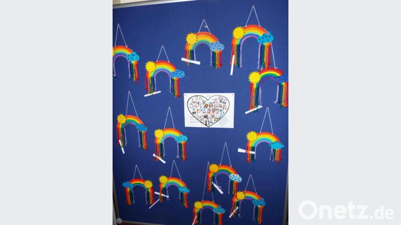Insgesamt 125 gebastelte Regenbögen werden anlässlich des Tages der Nachbarschaft überreicht. Bild: e