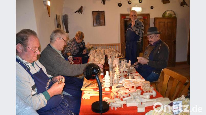 So kannte man Rudi Krämer (links) am Weihnachtsmarkt auf Schloss Burgtreswitz beim Schnitzen mit seinen Kameraden. Bild: gi