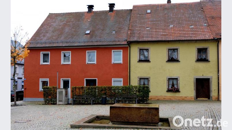 Für die Sanierung der Marktplatz-Anwesen 6 und 8, im Volksmund Huterbauer und Hartlmartin, wurde die Machbarkeitsstudie in Auftrag gegeben. Es ist die erste große Baumaßnahme im Rahmen des Städtebaulichen Entwicklungskonzeptes (ISEK). Archivbild: le