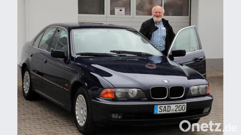 Georg Spandl kennt den BMW aus dem FF. Gerne hätte er ab und zu mehr Gas gegeben, aber der frühere Schwandorfer Oberbürgermeister Hans Kraus bestand auf Tempo 130 auf Autobahnen. Bild: Gerhard Götz