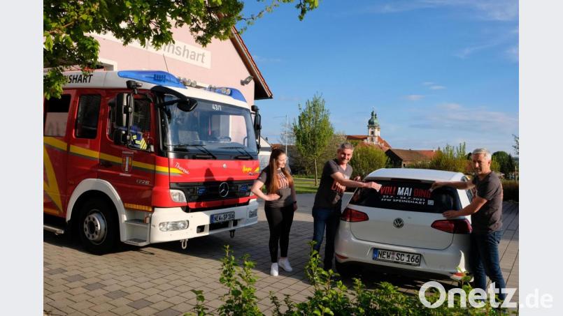 &quot;Voll Mai Ding&quot; ist für die Freiwillige Feuerwehr Speinshart Geschichte. Nach der endgültigen Absage des 125-jährigen Gründungsjubiläums entfernten die Vorstände Stefan Schedl und Wolfgang Merkl, beobachtet von Nicole Kroher als Vertreterin der Festdamen (von rechts), das Festmotto von Autoscheiben und Werbeflächen Bild: do