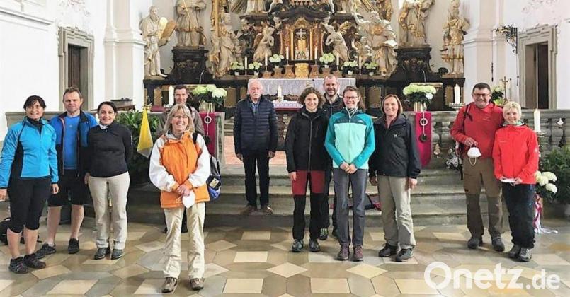 Ein Teil der Pilger, die sich heuer auf den Weg nach Gößweinstein begaben, mit Wallfahrtsführerin Cornelia Dürgner (Sechste von rechts). Bild: no