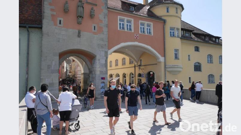 Das schöne Wetter lockt die Menschen in die Regensburger Innenstadt. Die Polizei löste am Samstag mehrere Versammlungen von feiernden jungen Menschen auf. Bild: mlu