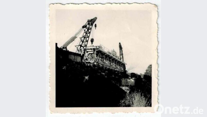 Brückenbau in den Nachkriegsjahren: Martin Kraus&#039; Erinnerungen zufolge dürfte es sich hier um die Bahnbrücke bei Röthenbach handeln. Bild:  exb/Archiv Martin Kraus