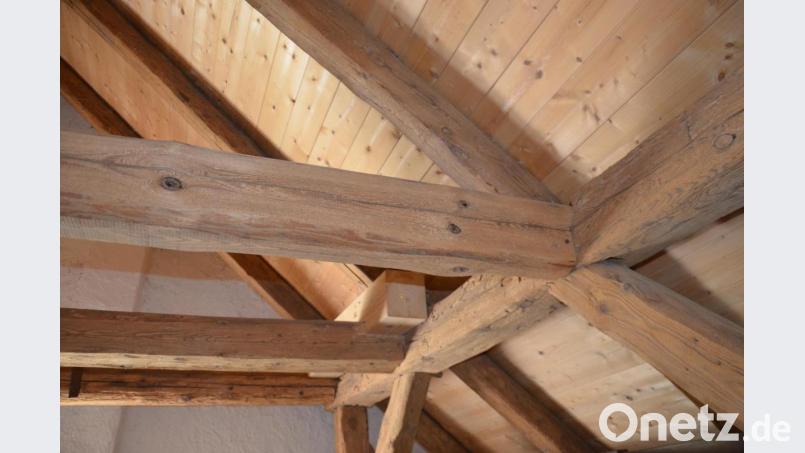 Am Dachstuhl des Mesnerhauses am Eggenberg hat der Holzwurm bereits größere Schäden angerichtet. Bild: Eva Gröninger