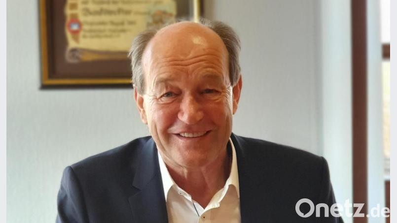 Bankdirektor Herbert Meier legt den Stift beiseite und verabschiedet sich in den Ruhestand. Bild: mez