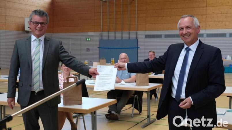 Behördenleiter Thomas Gollwitzer (rechts) überreichte den Bescheid zur Förderung des &quot;Smarten Gesundheitsnetzwerkes&quot; an den ILE-Vorsitzenden Martin Birner (links). Bild: Hirsch