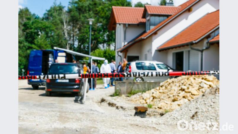 Die positive Bilanz der Schwandorfer Polizei wird durch ein Tötungsdelikt überschattet: Im Juni 2020 entdeckte die Polizei die Leichen einer Frau und ihres Lebensgefährten in einem Haus in Büchelkühn. Der mutmaßliche Täter ist gefasst, gegen ihn ist Mordanklage erhoben. Archivbild: Hösamer