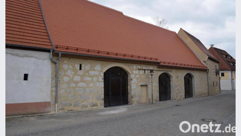 Die Sanierung der Stadelreihe ist so weit fortgeschritten, dass der Marktrat dort noch im Juni erstmals zu einer Sitzung zusammentreten kann, glaubt Bürgermeister Bernhard Köller. Bild: wku