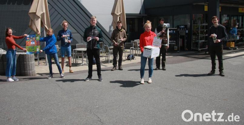 Tabea Schornbaum, Juliane Werner, Benedikt Gebhard, Jakob Gebhard, Jakob Czepa, Constanze Gibhardt, Simon Beer und Johannes Kunz (von links) von der DAV-Jugend beim Aufstellen der ersten „Handy-Box“ in Tirschenreuth. Bild: wro