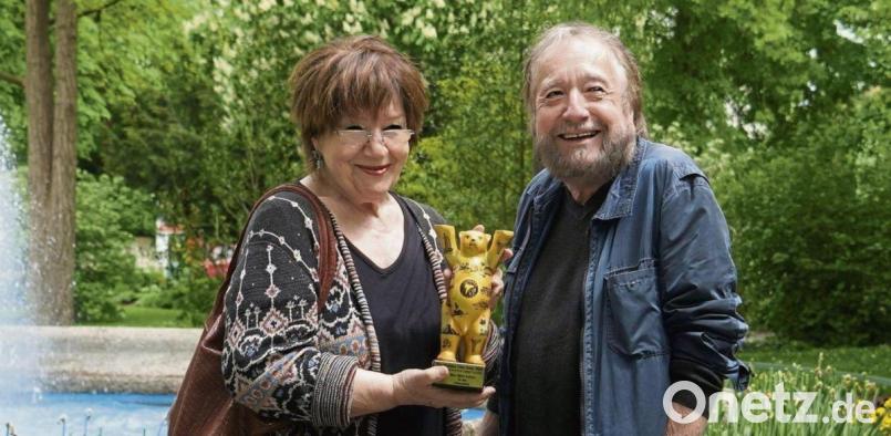 Ein bisschen mussten Heidemarie und Wolfgang Sander auf ihren Preis warten, den Bären für das „Goldene Stadttor 2021“. Das Filmemacher-Ehepaar hat ihn in der Kategorie Region für Deutschland gewonnen. Bild: Schwab, Mareike