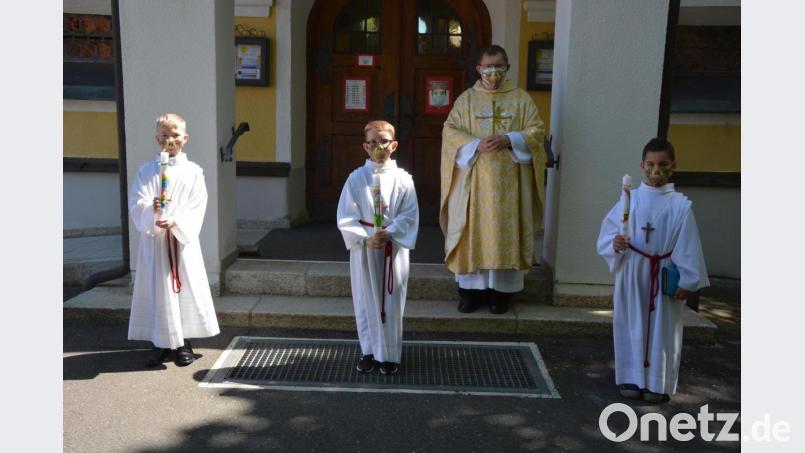 Die Erstkommunikanten Maximilian Protschky, Jonathan Hecht und Tobias Schmelzer (von links) mit Pfarrer Robert Ploß vor der Herz-Jesu-Kirche in Pechbrunn. Bild: jr