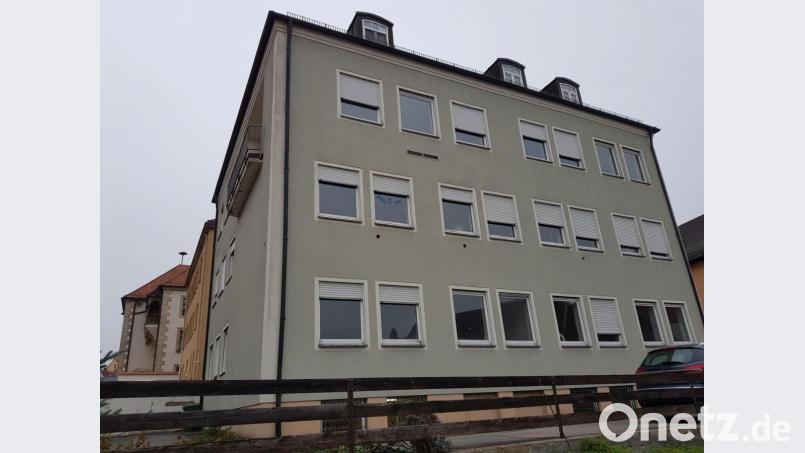 Die Nabburger Polizeiinspektion im früheren Landratsamt (Gebäude ganz links), das alte Rathaus (gelbes Haus) und das zugehörige Verwaltungsgebäude (Vordergrund) mit der Physiotherapiepraxis im ersten Stock. Die Sanierung des Ensembles soll zur Belebung des Unteren Marktes beitragen. Bild: Tobias Gräf