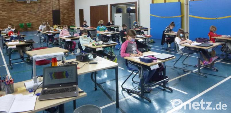 An der Winklarner Grundschule erarbeiteten sich 18 Schüler der vierten Klasse Kenntnisse beim Schreiben auf dem Tastenfeld. Den Kurs hatte der Förderverein finanziell unterstützt. Bild: amö