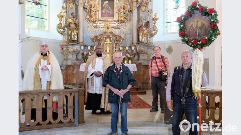 Für 55 Jahre Fußwallfahrt nach Gößweinstein wird Josef Roth (Mitte) geehrt. Er ist auch der älteste Teilnehmer an der Wallfahrt. Es gratulieren (von links) Stadtpfarrer Thomas Jeschner, Pfarrvikar Gerald, Pilgerführer Herbert Körper und Bildträger Wolfgang Deubzer Bild: do