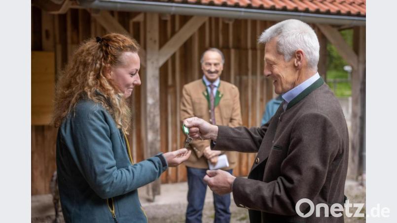 Generationswechsel im Forstrevier Ahornberg: Nach 32 Jahren als Förster übergab Karlheinz Strößner vor Winfried Pfahler, Leiter des Forstbetriebs Fichtelberg, die Schlüssel an seine Nachfolgerin Miriam Lang (von rechts). Bild: Martin Hertel/exb