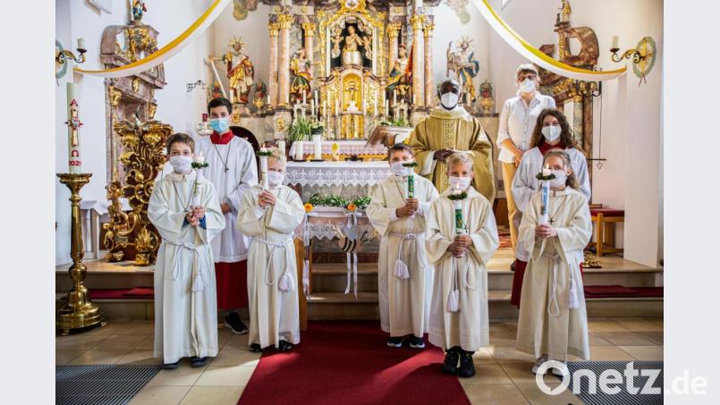 Fünf Kinder feiern Erstkommunion in der Pfarrkirche St. Vitus in Utzenhofen. Bild: Bockisch/exb